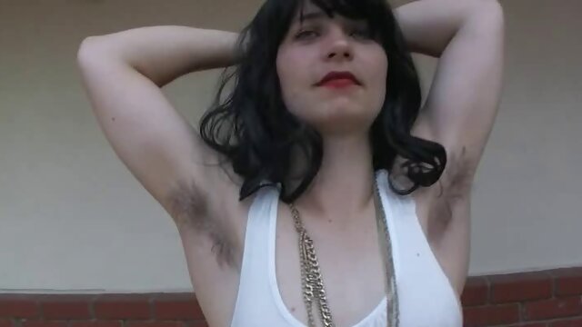 A bátor csaj, Alexxa Bound filmez pinaba élvezés az Infernal Restraints kemény BDSM-videójában